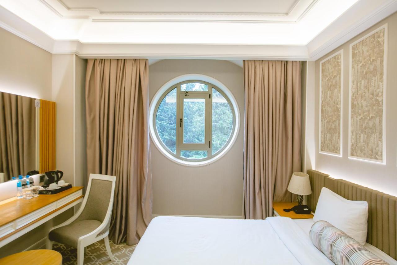 Theatrum Hotel Bakú Exterior foto A room at the hotel