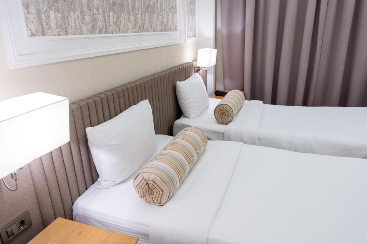 Theatrum Hotel Bakú Exterior foto A pair of bolsters on a bed
