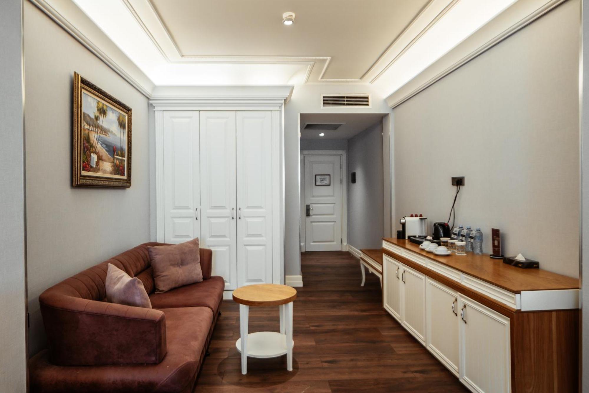 Theatrum Hotel Bakú Exterior foto A room at the hotel