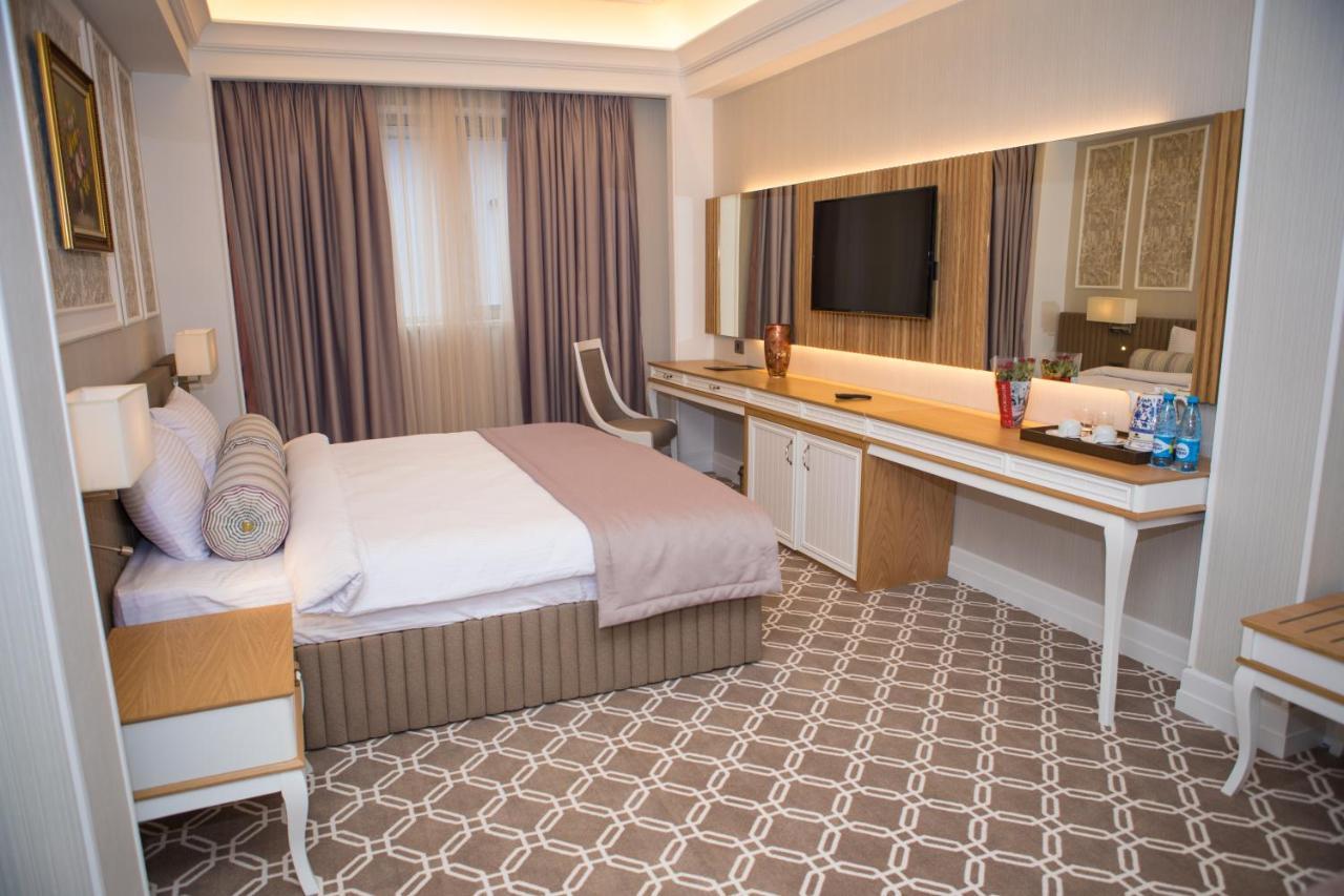 Theatrum Hotel Bakú Exterior foto A bedroom at the hotel